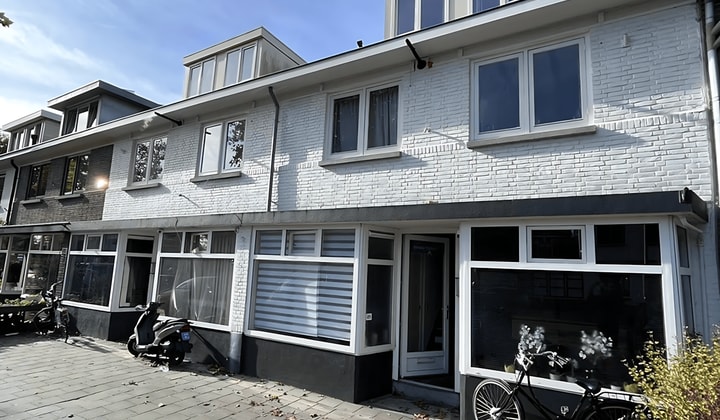 Gestoffeerd appartement met tuin en parkeerplaats