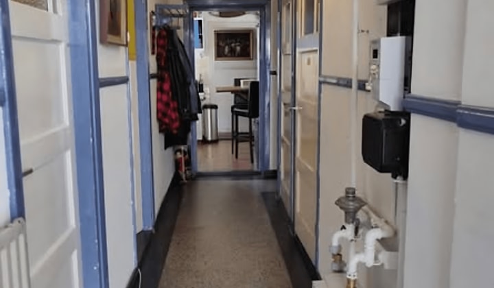 Kamer met eigen wastafel en gedeelde tuin