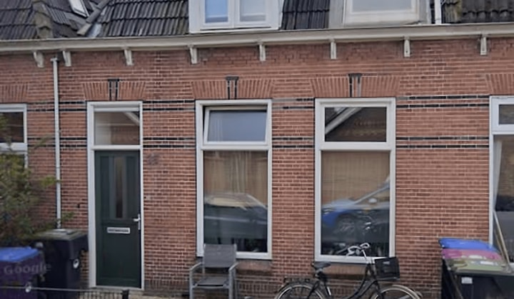 Gestoffeerde studentenkamer met wasmachine