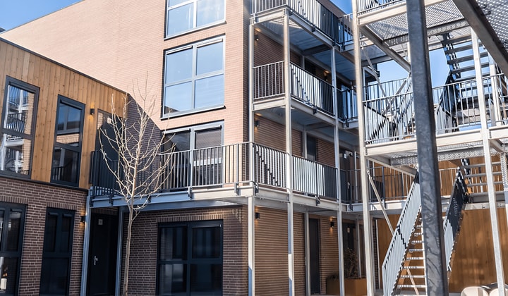 Gemeubileerd appartement met inloopdouche en uitzicht