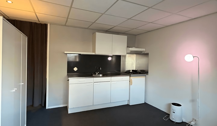 Gemeubileerde studio met tuin en parkeerplek