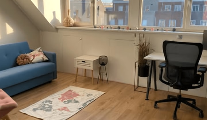 Zolderkamer met oppasregeling en inschrijving