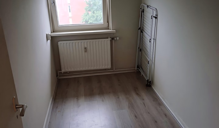 Gestoffeerde kamer met eigen wastafel en gedeelde voorzieningen