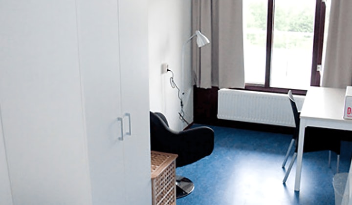 Gemeubileerde onzelfstandige kamer met wasmachine