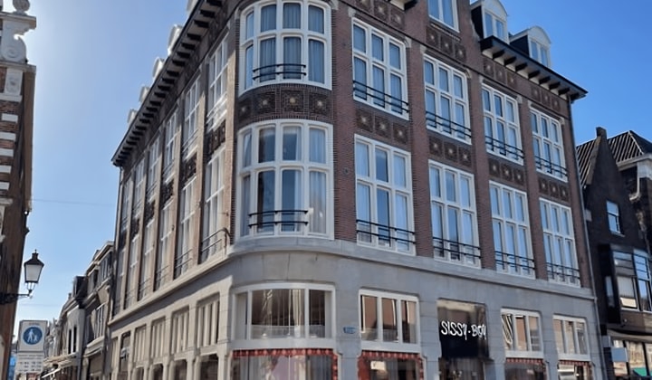Appartement met balkon en tuin in monumentaal pand