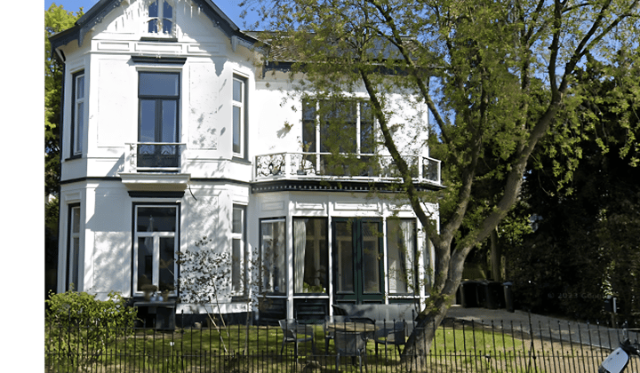 Gestoffeerde studio met eigen keuken en badkamer