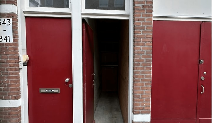 Opbergruimte met gemeubileerd interieur