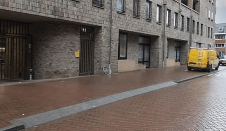 Parkeerplaats met elektrische toegang in parkeergarage