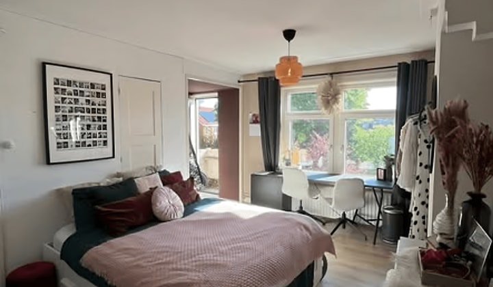 Kamer met balkon en wasmachine in gedeeld huis