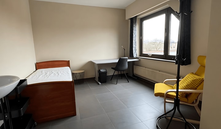 Gemeubileerde studentenkamer met parkeerplek