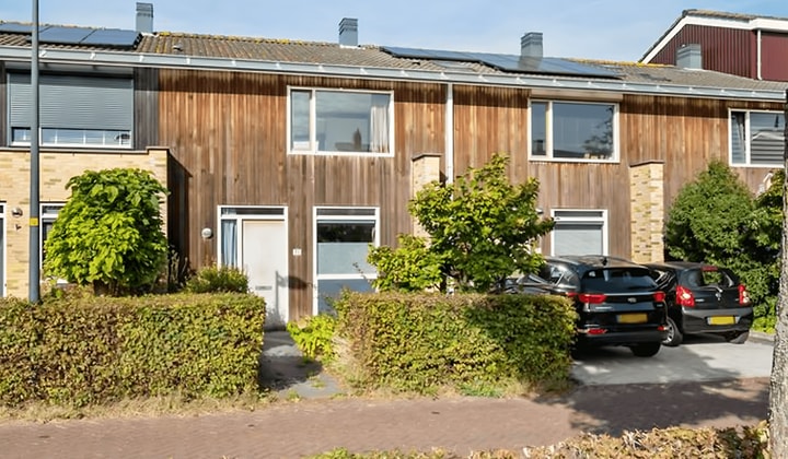 Tussenwoning met tuin en drie slaapkamers gemeubileerd