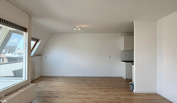 Gestoffeerd appartement met balkon en parkeerplaats