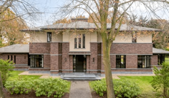 Ruime villa met tuin, balkon en parkeergelegenheid