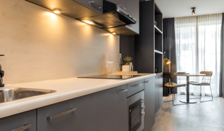 Appartement zonder aparte slaapkamer met gestoffeerde inrichting en parkeerplaats