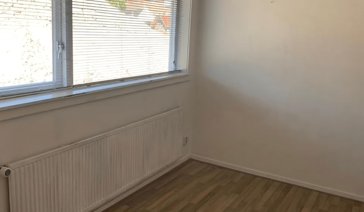 Gestoffeerde kamer met privé keuken en gedeelde badkamer