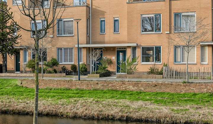 Gestoffeerde tussenwoning met tuin en parkeerplek