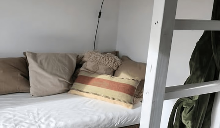 Kamer met hoogslaper en gedeelde ruimtes