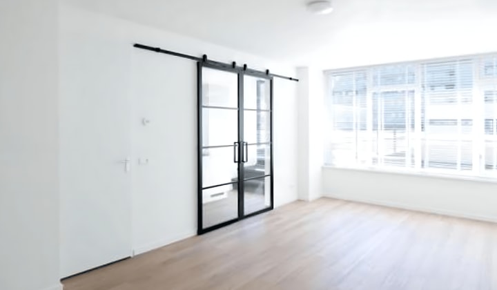 Appartement met tuin en gemeubileerd interieur, moderne badkamer en keuken