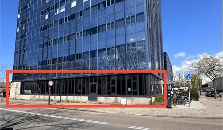 Multifunctionele commerciële ruimte met parkeergelegenheid