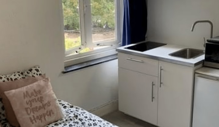 Gestoffeerde studentenkamer met wasmachine en wifi