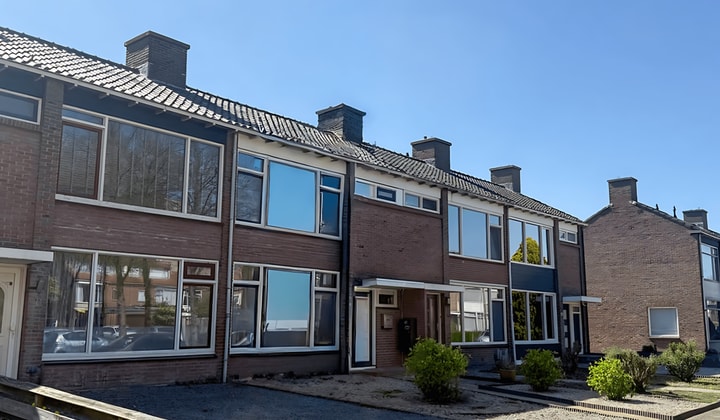Tussenwoning met tuin en gemeubileerd interieur