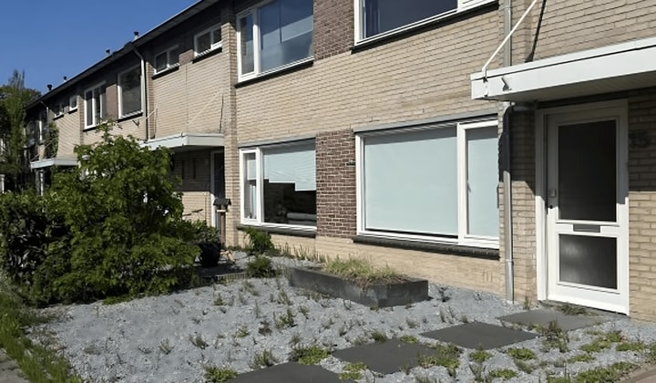 Gestoffeerde tussenwoning met tuin en parkeergelegenheid