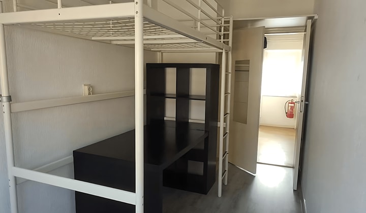 Gemeubileerde kamer met balkon en wasmachine