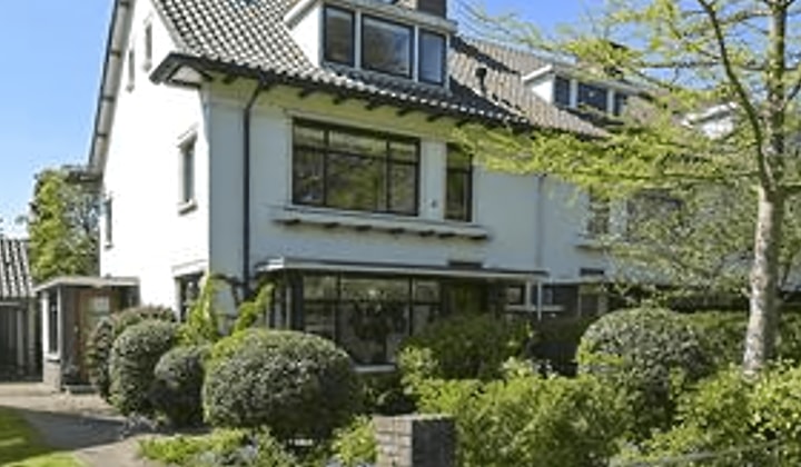 Herenhuis met tuin en balkon, gemeubileerd en parkeergelegenheid