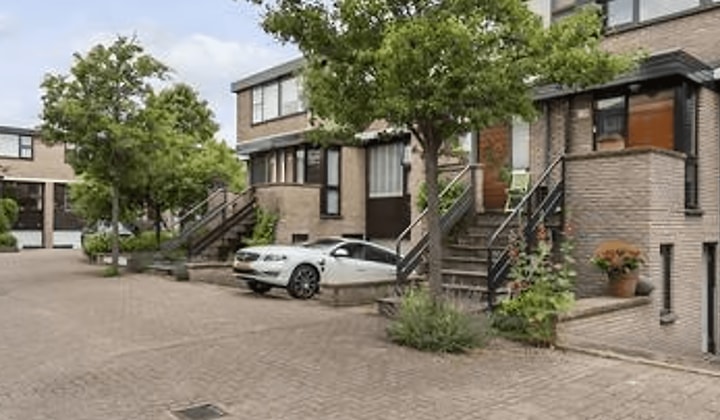 Gemeubileerd herenhuis met tuin en parkeerplaats