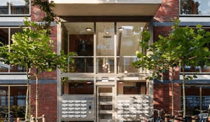 Gemeubileerd appartement met wasmachine en parkeerplaats