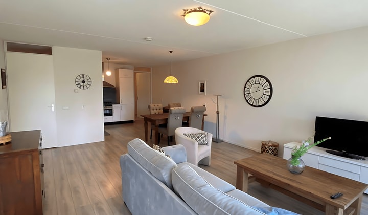 Kamer | 93m² | €1975,-