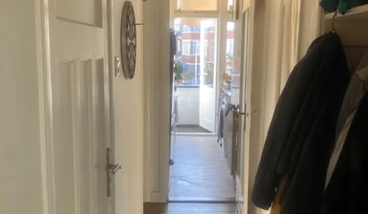 Studentenkamer met balkon en wasmachine in gedeeld appartement