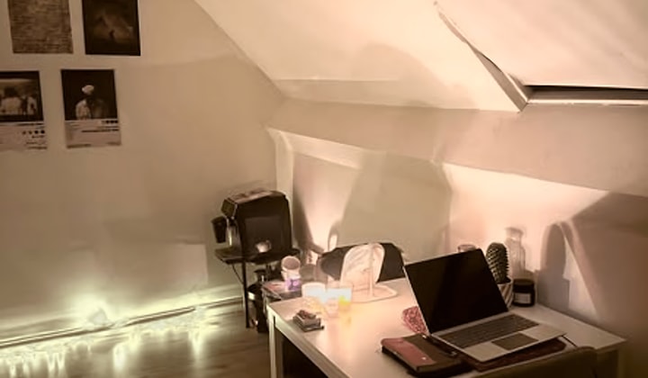 Kamer in gezellig meidenhuis met wasmachine