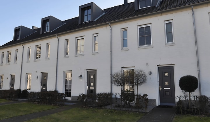 Gestoffeerde tussenwoning met tuin en parkeerplaats
