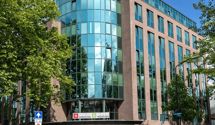 Gemeubileerde kamer in voormalig kantoorpand