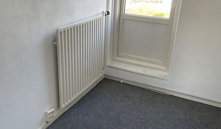 Gestoffeerde studentenkamer met wasmachine