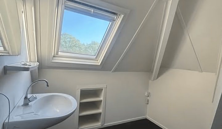 Studentenkamer met balkon en wasmachine