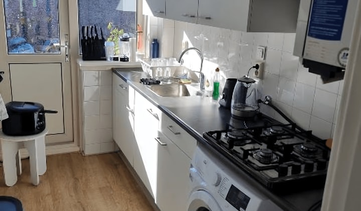 Gemeubileerde Kamer met Balkon en Inloopdouche