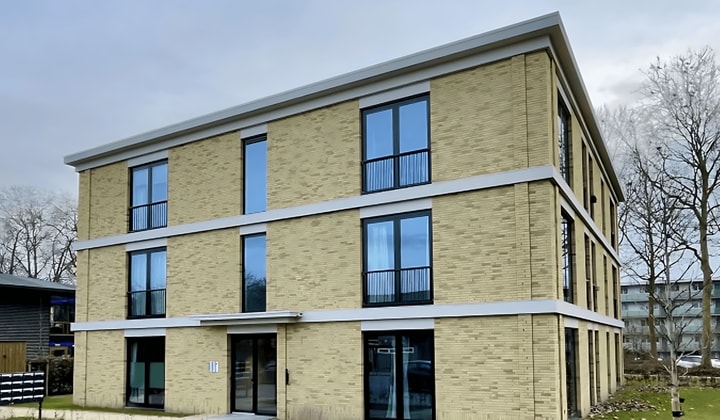 Gestoffeerde studio met moderne keuken en badkamer