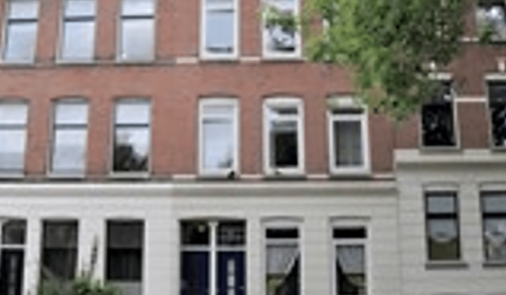 Gestoffeerde studentenkamer met eigen voorzieningen