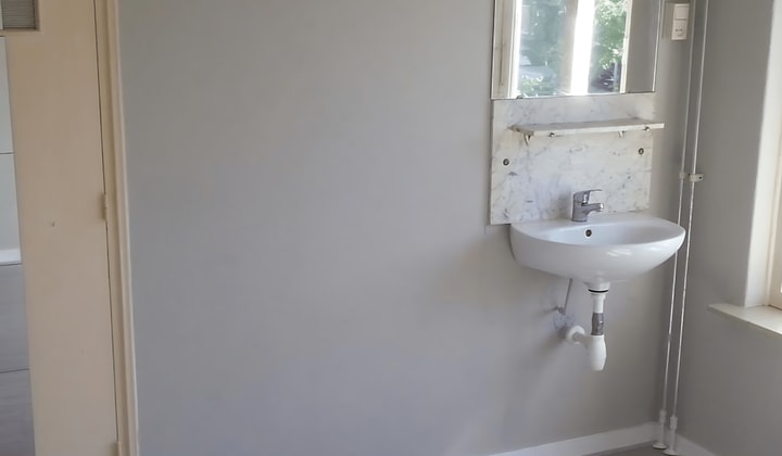 Gestoffeerde kamer met balkon en tuin