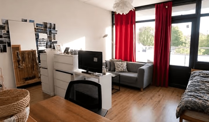 Studentenkamer met balkon en inschrijving mogelijk