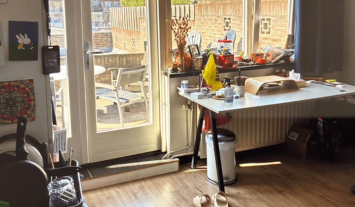 Gestoffeerde studentenkamer met balkon en wasmachine