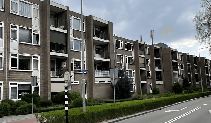 Gestoffeerd appartement met balkon en parkeerplaats