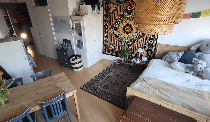 Gestoffeerde studentenkamer met balkon en gedeelde voorzieningen