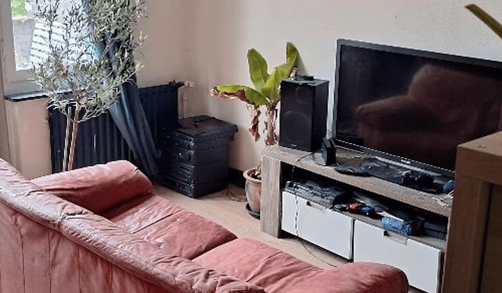 Gestoffeerde kamer met balkon en tuin in studentenhuis