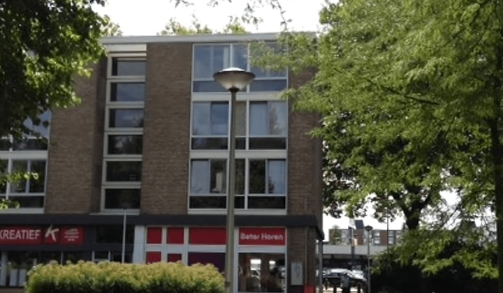 Gestoffeerde studentenkamer met wasmachine en wifi
