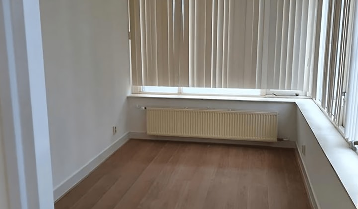 Gestoffeerd appartement met tuin en parkeerplaats
