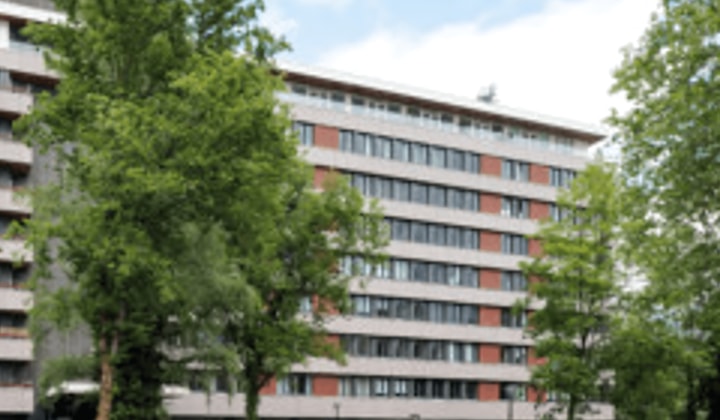 Modern appartement met balkon en parkeerplaats