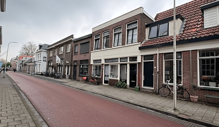 Gestoffeerde kamer met eigen wastafel